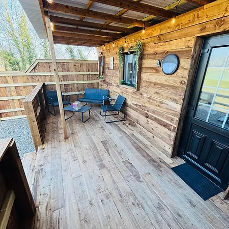 The Hideaway With Hot Tub *