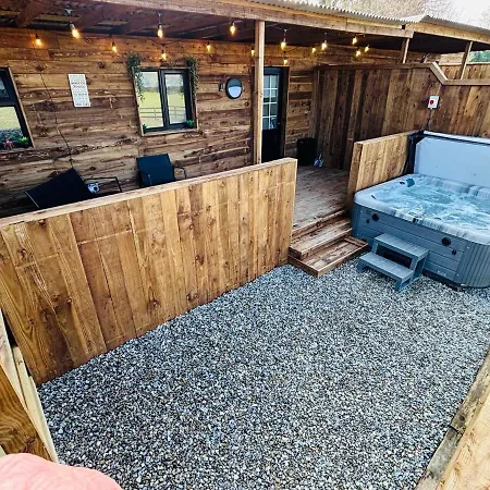 The Hideaway With Hot Tub Нейс