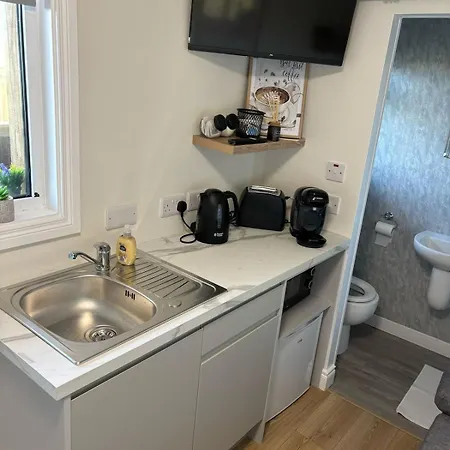 The Hideaway With Hot Tub *