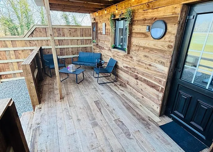 The Hideaway With Hot Tub *