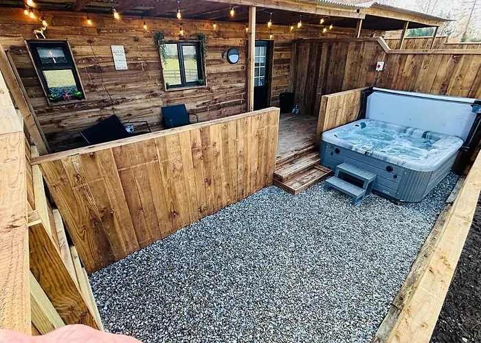 The Hideaway With Hot Tub Нейс