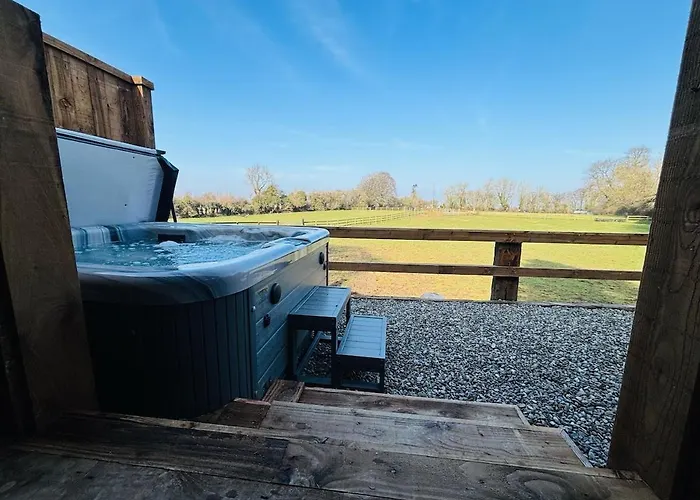 The Hideaway With Hot Tub * Нейс